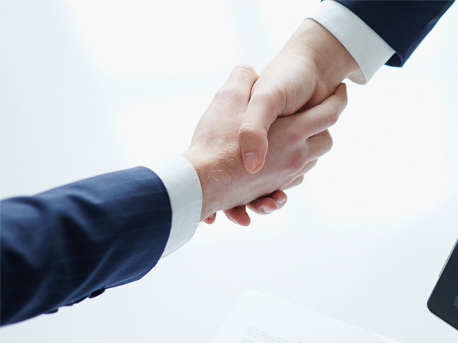 A nuestros respetados socios